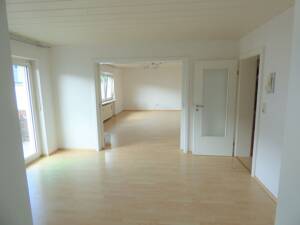 ** TOLLE WOHNUNG MIT GARTEN + GARAGE IN ABSOLUT ANGENEHMER WOHNLAGE ** – 63801 Kleinostheim – Vorschaubild 4