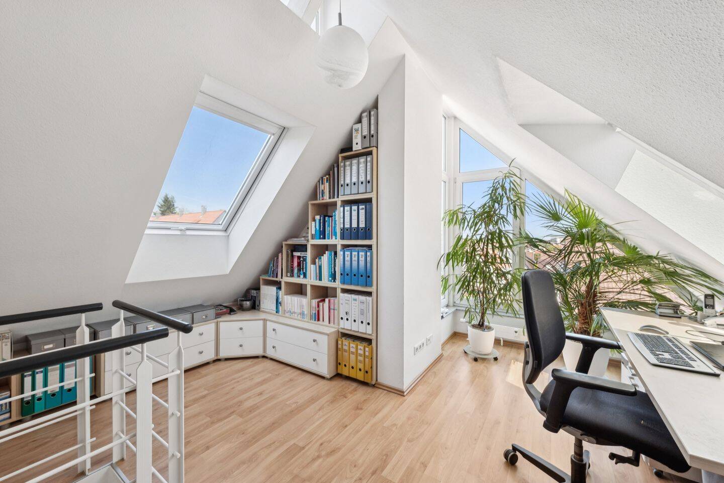 ÜBER DEN DÄCHERN - Gepflegte 3,5-Zimmer-Maisonettewohnung mit Balkon & Garage in Stuttgart-Stammheim – Stuttgart – Vorschaubild 2