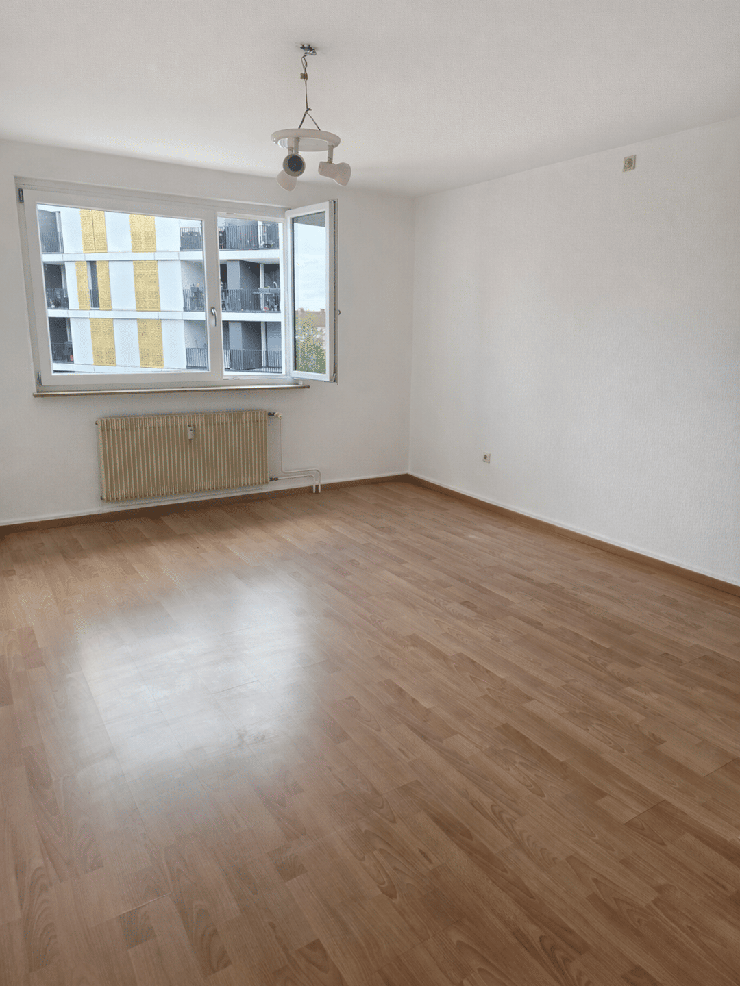 Gemütliche 2,5 Zimmer Wohnung mit Garage, zentral- Ideal für Paare und Kapitalanleger – Singen (Hohentwiel) – Vorschaubild 4