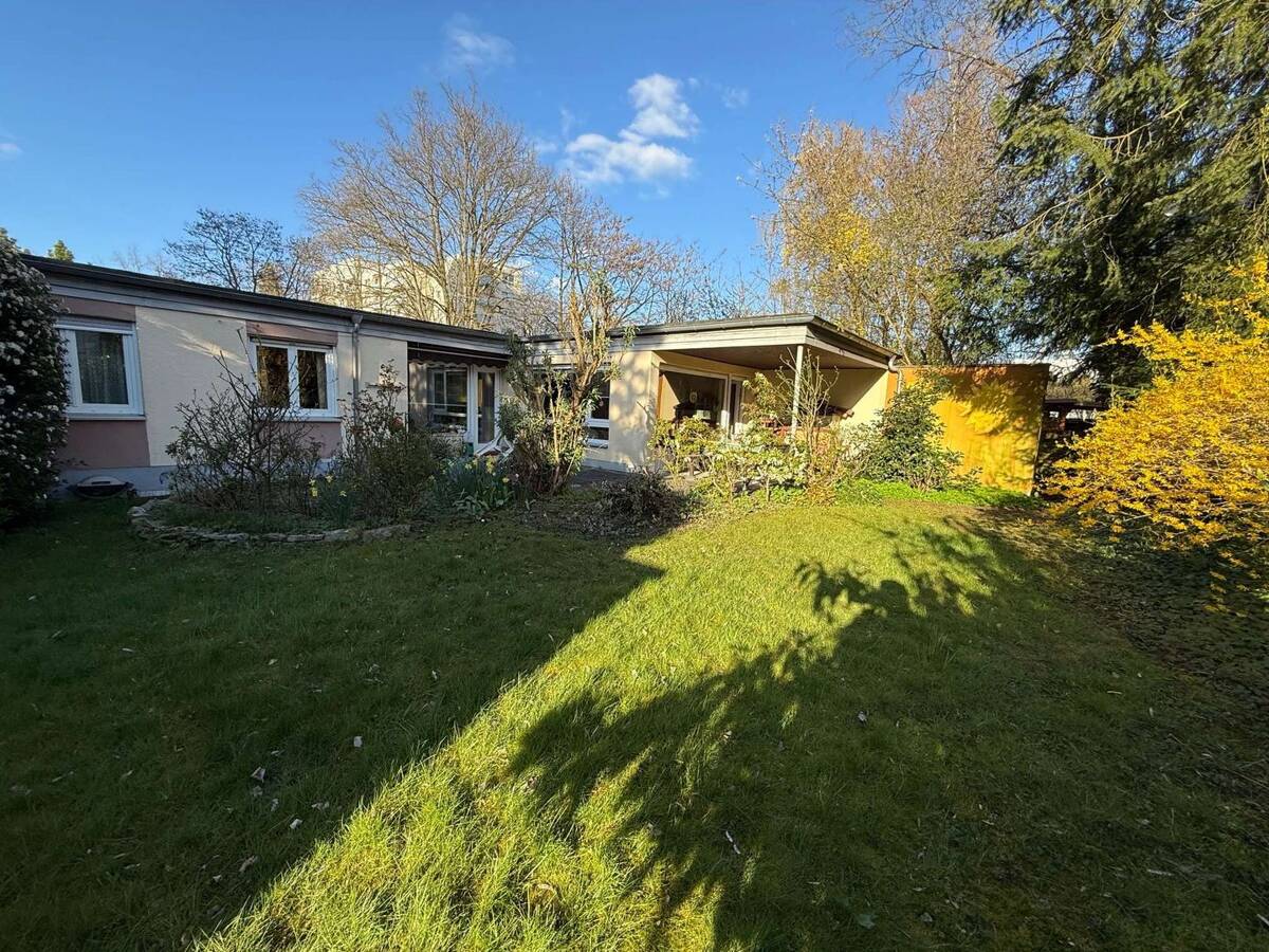 Einfamilienhaus Bungalow mit 142 m² Wfl.+ 90 m² Nfl. auf 650 m² großem Grundstück in ruhiger Lage! – 60439 Frankfurt am Main – Bild 1 von 9