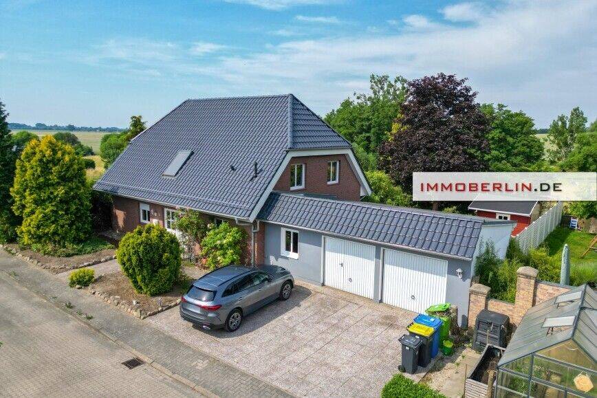 IMMOBERLIN.DE - Adrettes Haus mit Südwestgarten & Doppelgarage in ländlicher Lage – Altlandsberg – Bild 1 von 9