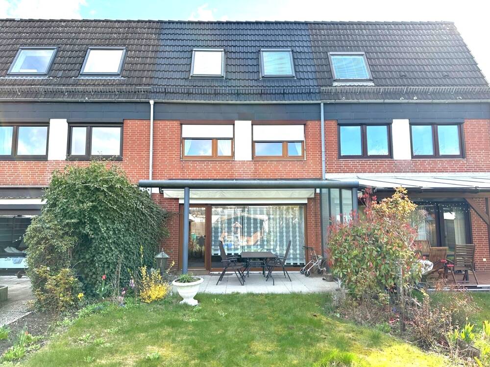 HABENHAUSEN! Erstklassiges Reihenhaus mit ausgebautem Dachgeschoß, glasüberdachter Terrasse + Garage