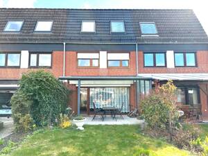 HABENHAUSEN! Erstklassiges Reihenhaus mit ausgebautem Dachgeschoß, glasüberdachter Terrasse + Garage