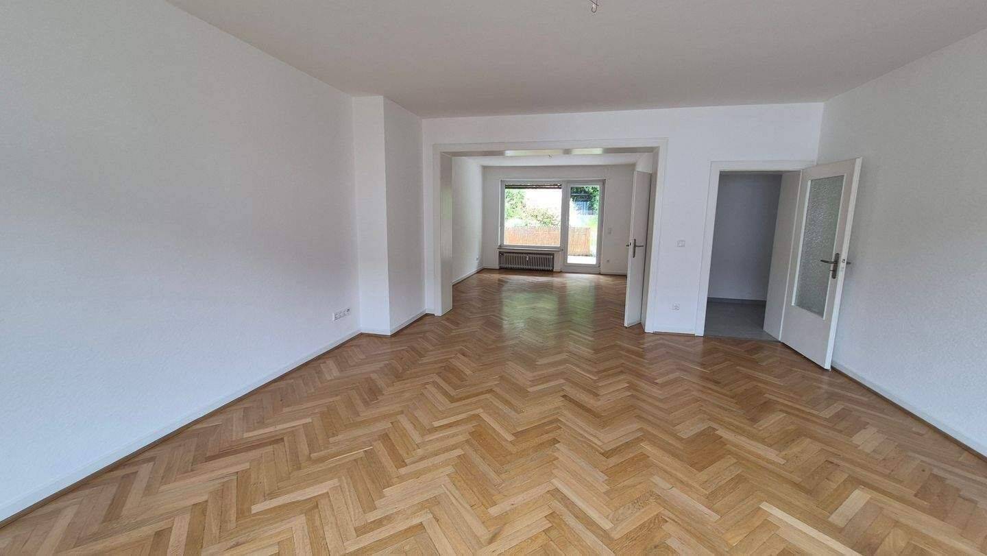 Top geschnittene und renovierte Altbauwohnung mit Flair und großer Terrasse. Nähe Tierpark ! Traumhafter Ausblick ins Wäldchen ! – Mönchengladbach – Vorschaubild 2