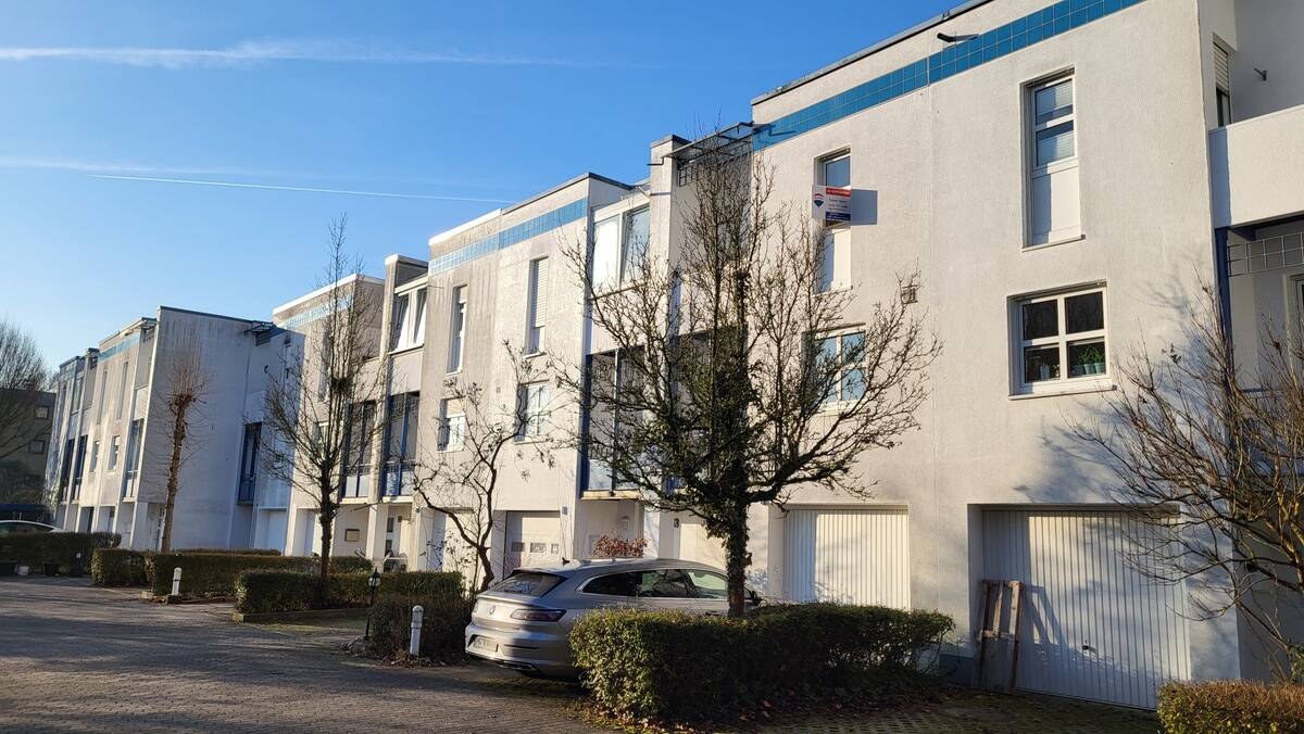 Neuer Preis ! RMH mit Garage, 2 Balkonen, Garten und Terrasse