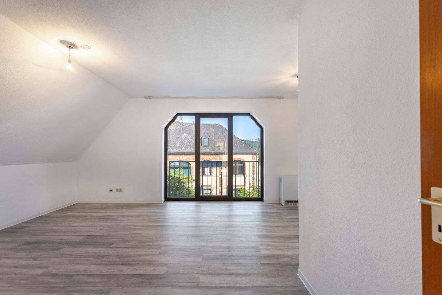 Trier-Heiligkreuz: Charmante 2 ZKB-Wohnung mit ca. 49 m² WFL, Dachterrasse und TG-Stellplatz – Trier – Vorschaubild 3
