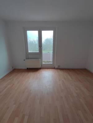 Drei Zimmer mit Balkon zum kleinen Mietpreis – 6217 Merseburg – Vorschaubild 1