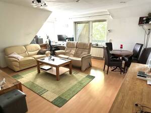 SENIORENGERECHT MIT FAHRSTUHL! Moderne 2-Zimmer-DG-Wohnung mit EBK, Loggia +PKW-Stellpl. in 1A-Lage
