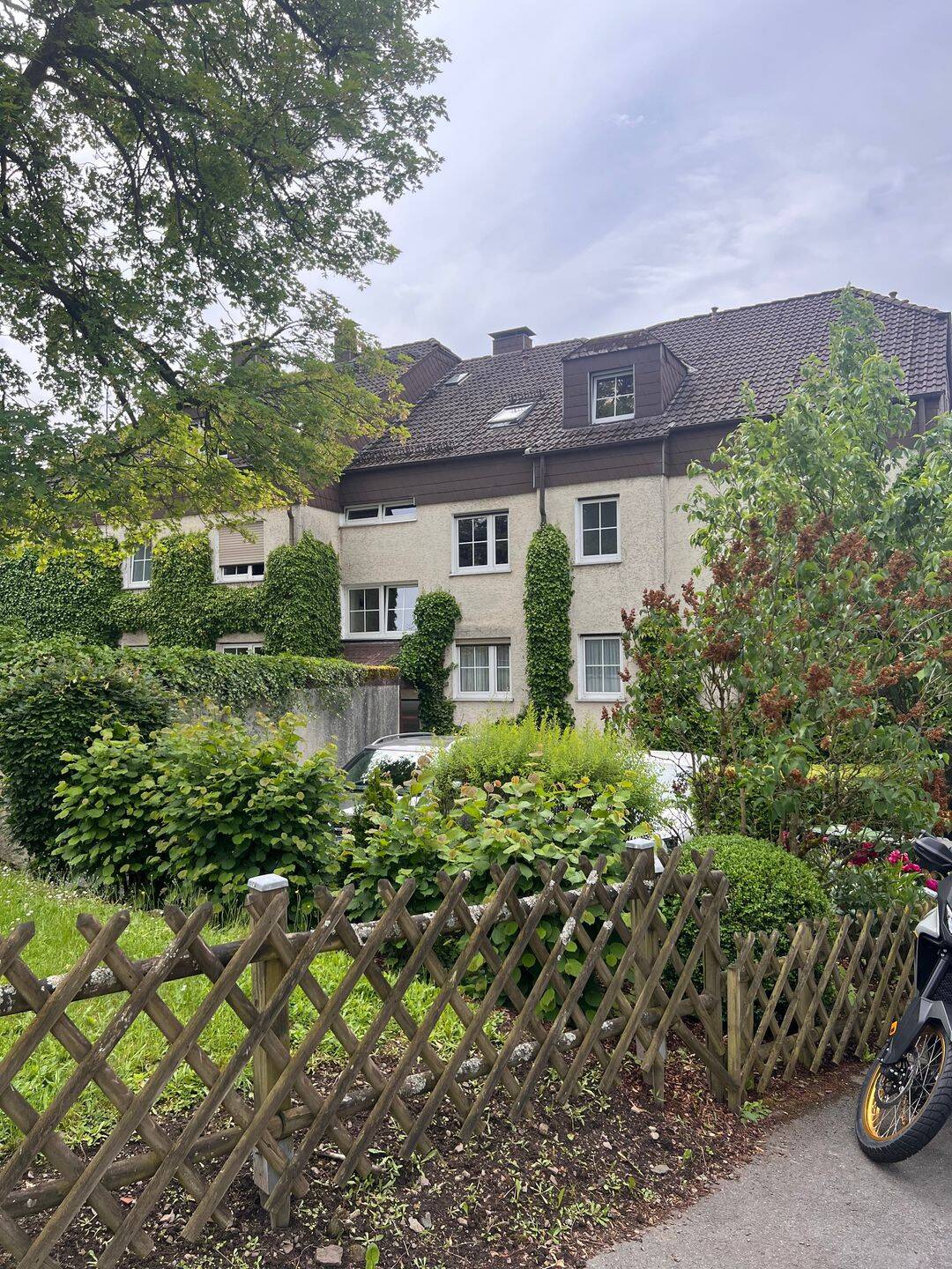 3 Zi- ETW, 93 qm Wfl., sehr ruhige Lage, großer Südbalkon, mit Stellplatz und hochw. Einbauküche – Lüdenscheid – Vorschaubild 2