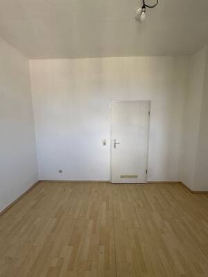 "GOOD NEWS" IM NORDEND: Sonnige Altbauwohnung mit 2 Zimmern und Tageslichtbad -sofort frei-. – 60318 Frankfurt am Main – Vorschaubild 5