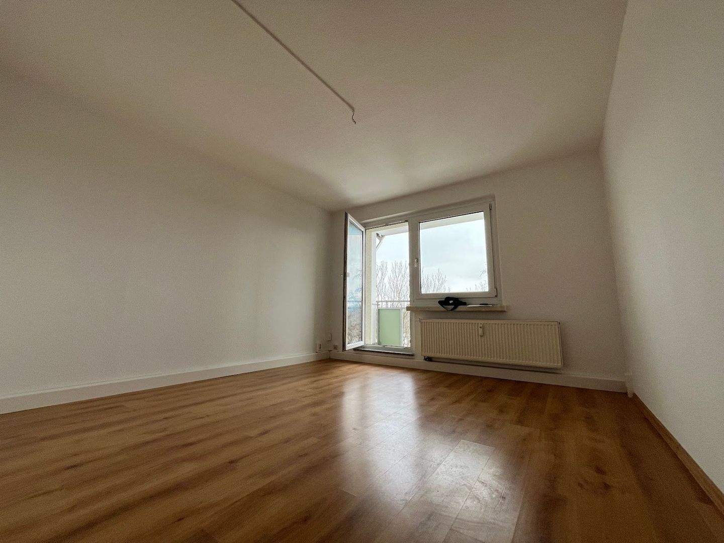 Lichtdurchflutete Dachgeschosswohnung mit Balkon und Blick ins Grüne – Chemnitz – Vorschaubild 9