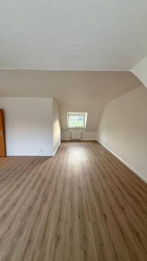 Helle Dachgeschosswohnung mit großzügigem Wohnbereich und modernem Ambiente – 45143 Essen – Vorschaubild 2