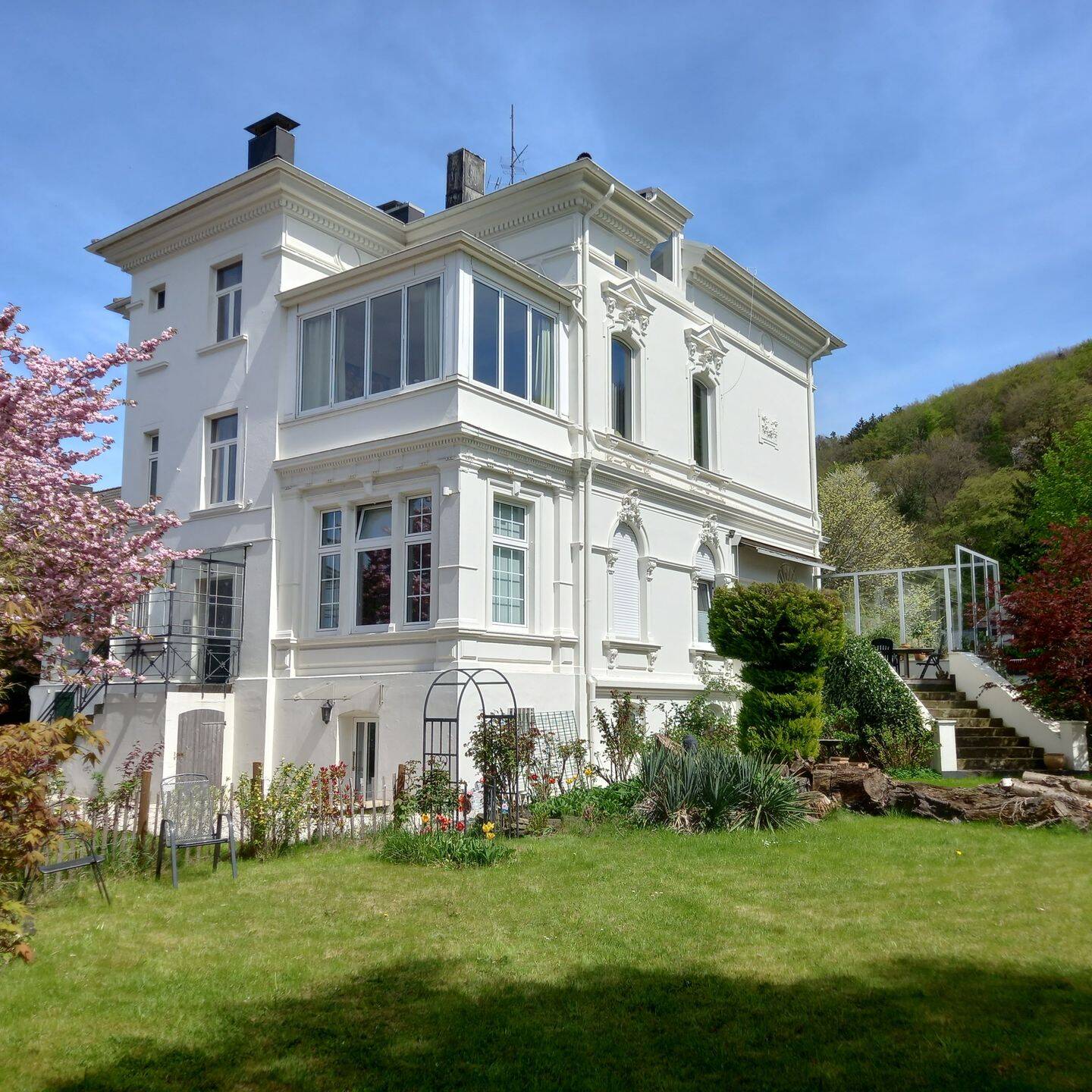 Das Besondere ! Lichtdurchflutete Villenetage, Wohnzimmerfreisitz,  Gartennutzung, , fußläufig zur E