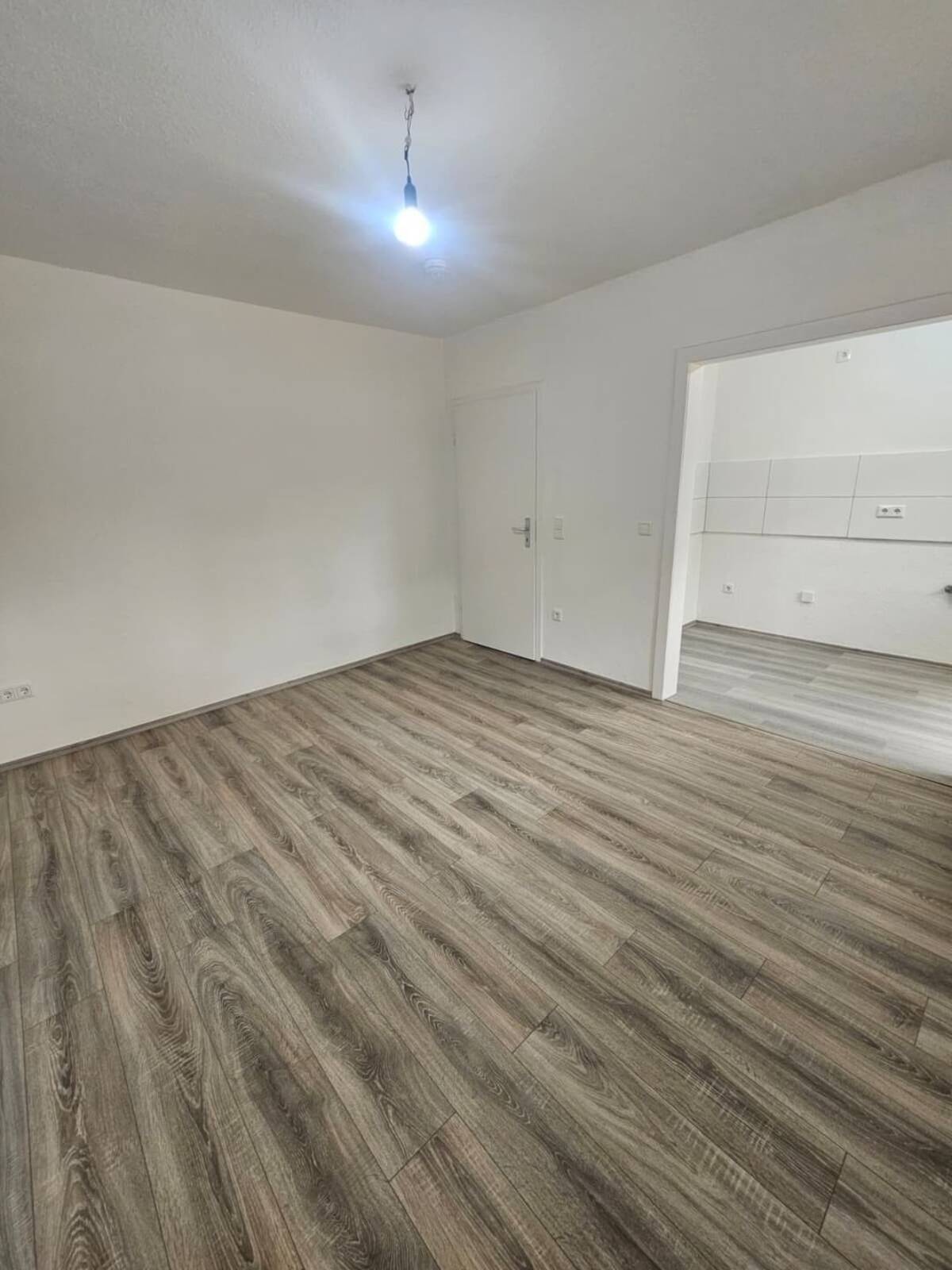 Komplett sanierte 2 Zimmer Wohnung mit Balkon zu vermieten – 47167 Duisburg – Bild 1 von 9