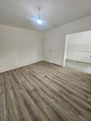 Komplett sanierte 2 Zimmer Wohnung mit Balkon zu vermieten