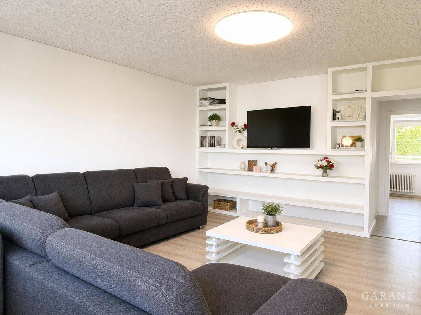 Stilvolle 2 Zimmer-Wohnung mit Balkon, TG-Stellplatz und Schwimmbad in Top-Lage - München Perlach