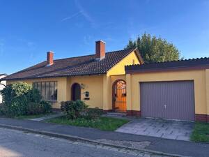 Gepflegtes Einfamilienhaus mit Balkon, Garten und Garage! – 63785 Obernburg am Main – Vorschaubild 2