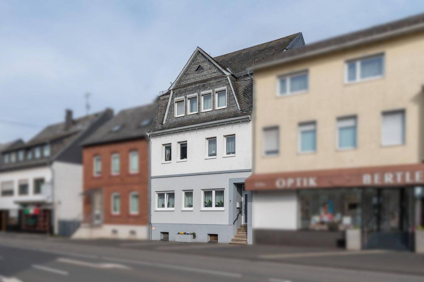 Kernsaniertes Dreifamilienhaus mit Charakter, drei Stellplätzen und soliden Mieteinnahmen – Kastellaun – Vorschaubild 3