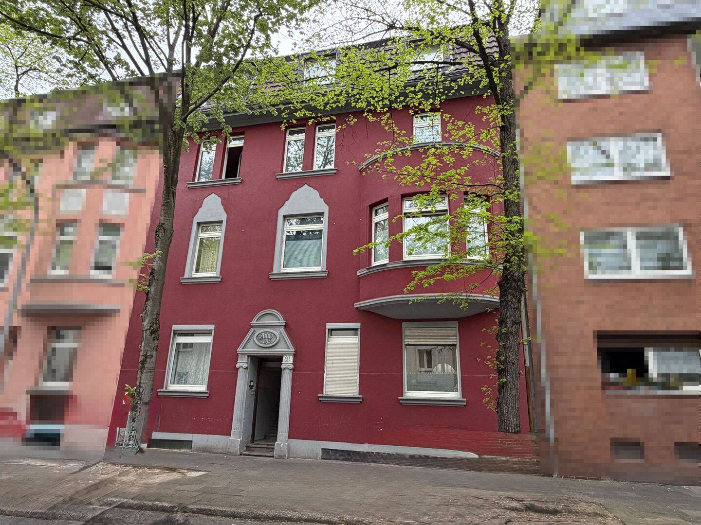Modernisierungsbedürftiges Mehrfamilienhaus mit acht vermieteten Wohneinheiten in solider Wohnlage!