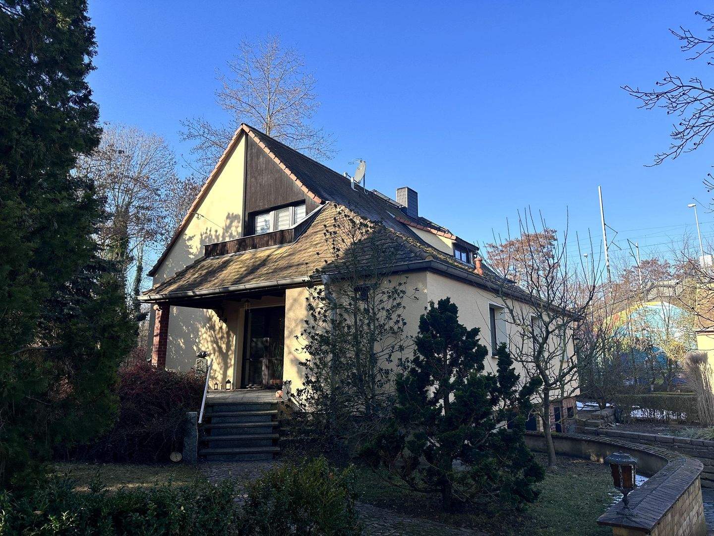 Viel Platz für Familie - freistehendes Einfamilienhaus mit Terrasse, Garage und schönem Garten! – Delitzsch – Bild 1 von 9