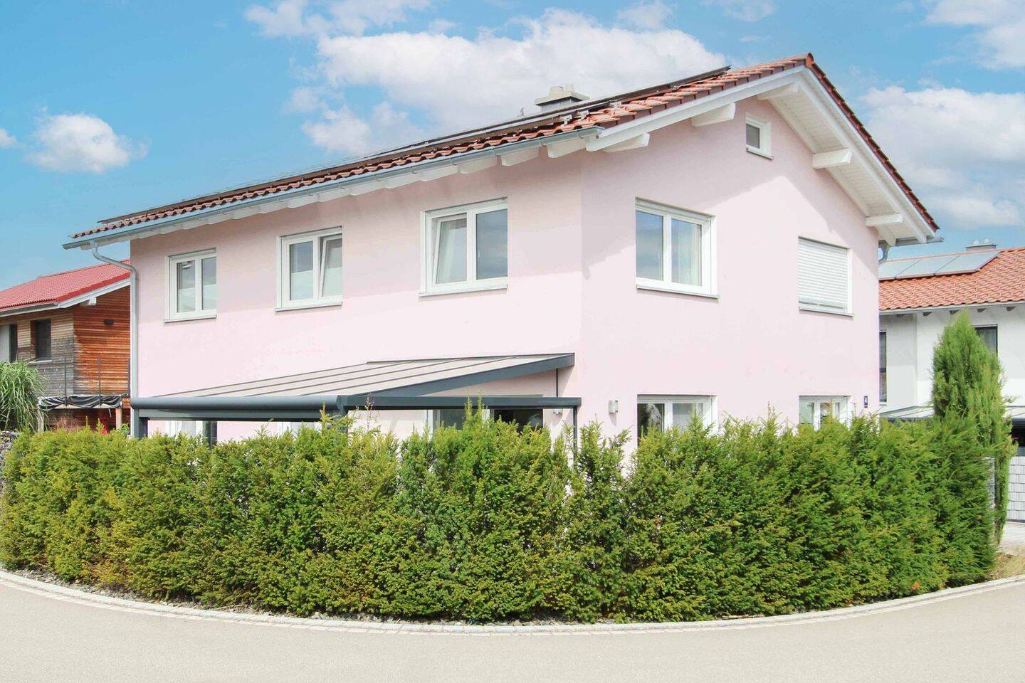 Creme de la Creme: Neuwertiges Einfamilienhaus mit 2 Einfahrten, eine Garage, PV und Solaranlage – Kempten (Allgäu) – Bild 1 von 9