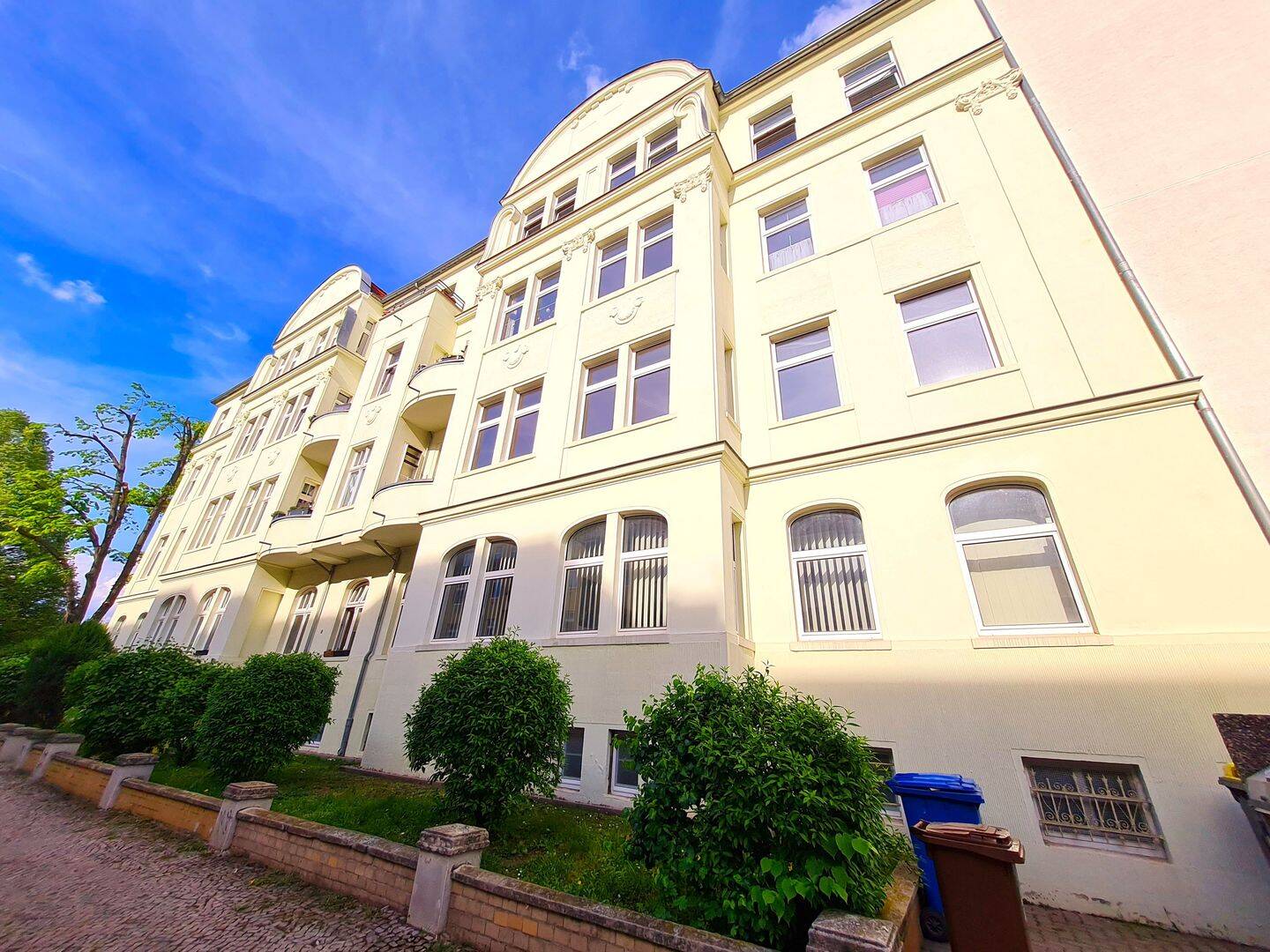 Große Räume, Vollbad, Balkon, neue Tür - Hohe Erhaltungsrücklage! – Magdeburg – Vorschaubild 2