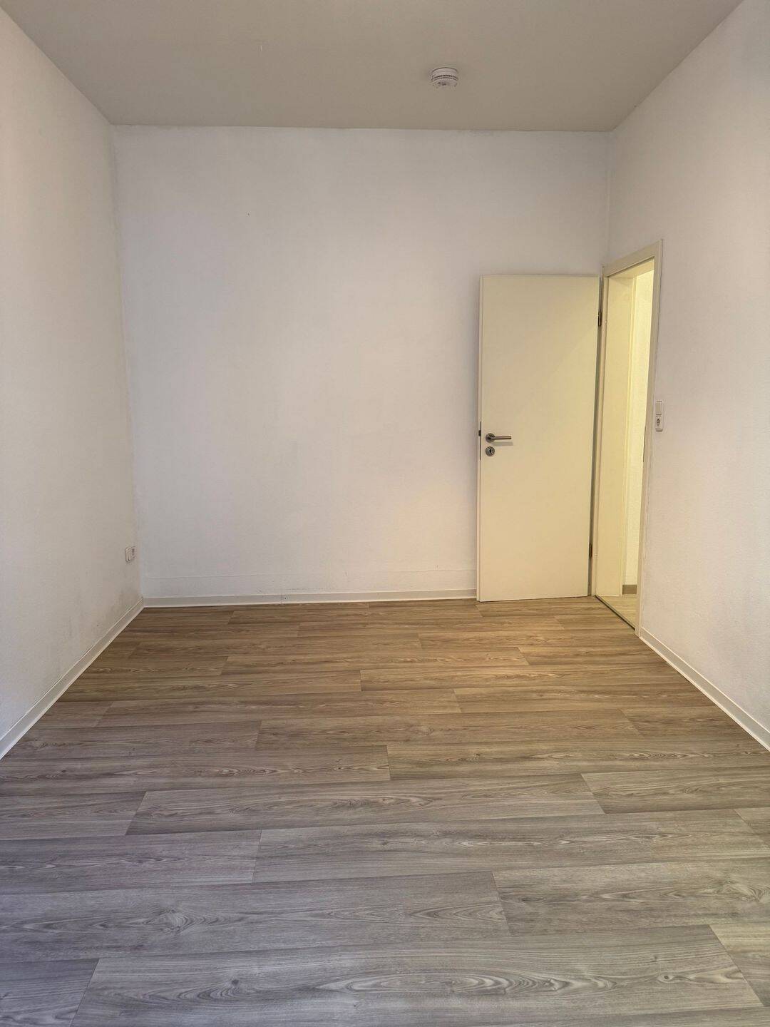 Leerstehende 2-Zimmer-Wohnung gegenüber dem KIT – Karlsruhe – Vorschaubild 6