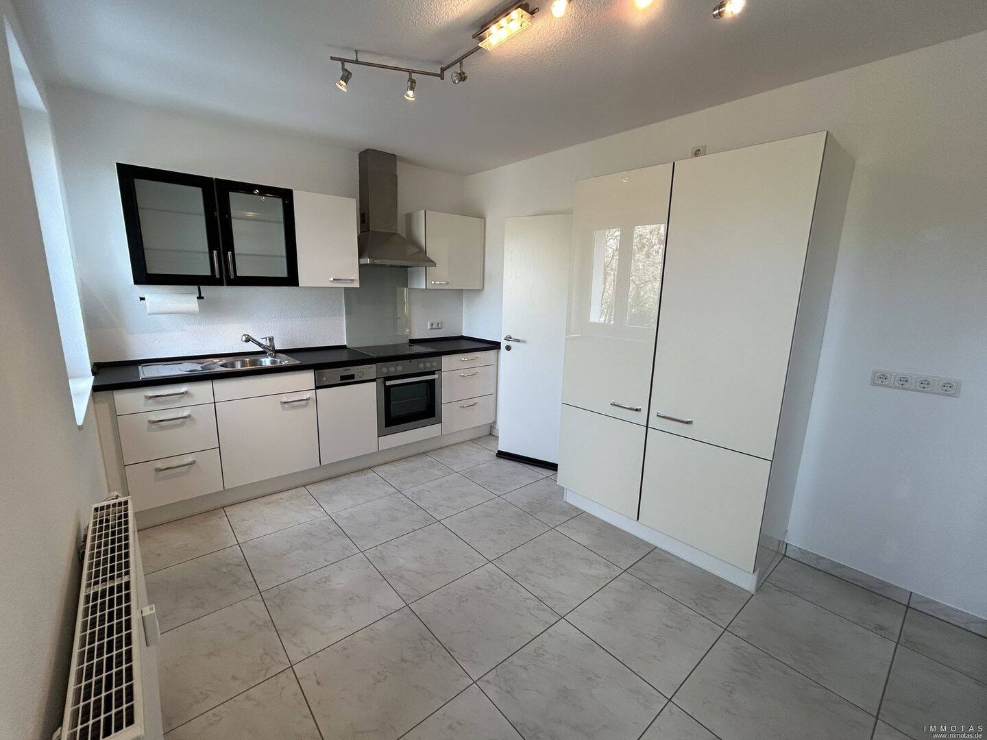ZUR MIETE: 2-Zimmer-Wohnung mit Einbauküche und Dachterrasse – Saarbrücken – Vorschaubild 4