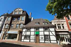 INVESTOREN AUFGEPASST: 3 HÄUSER MIT 5 WOHNUNGEN, 2 LADENLOKALEN, RESTAURANT UND GARTENGRUNDSTÜCK !!!