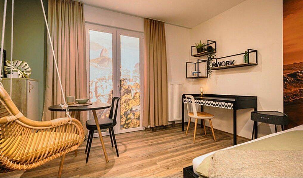 Voll möbliertes Apartment mit privater Terrasse. Flexible Einzugs- und Auszugsdaten