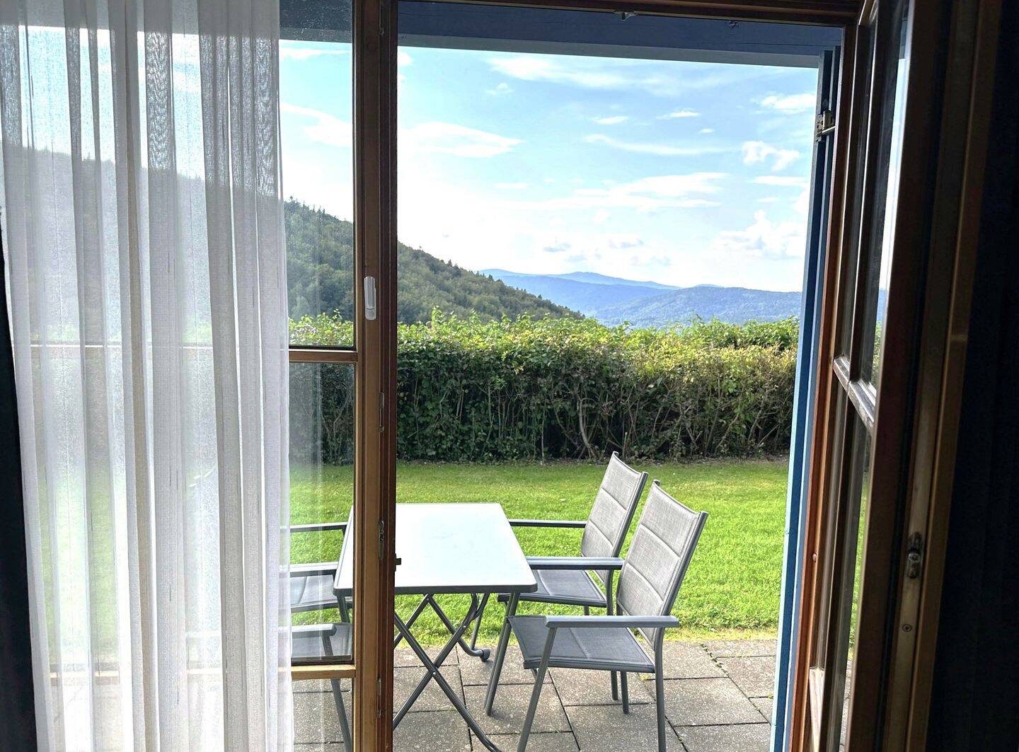 Panorama-Appartement im Bayerischen Wald - Modernes Wohnen mit Gartenterrasse und Bergblick