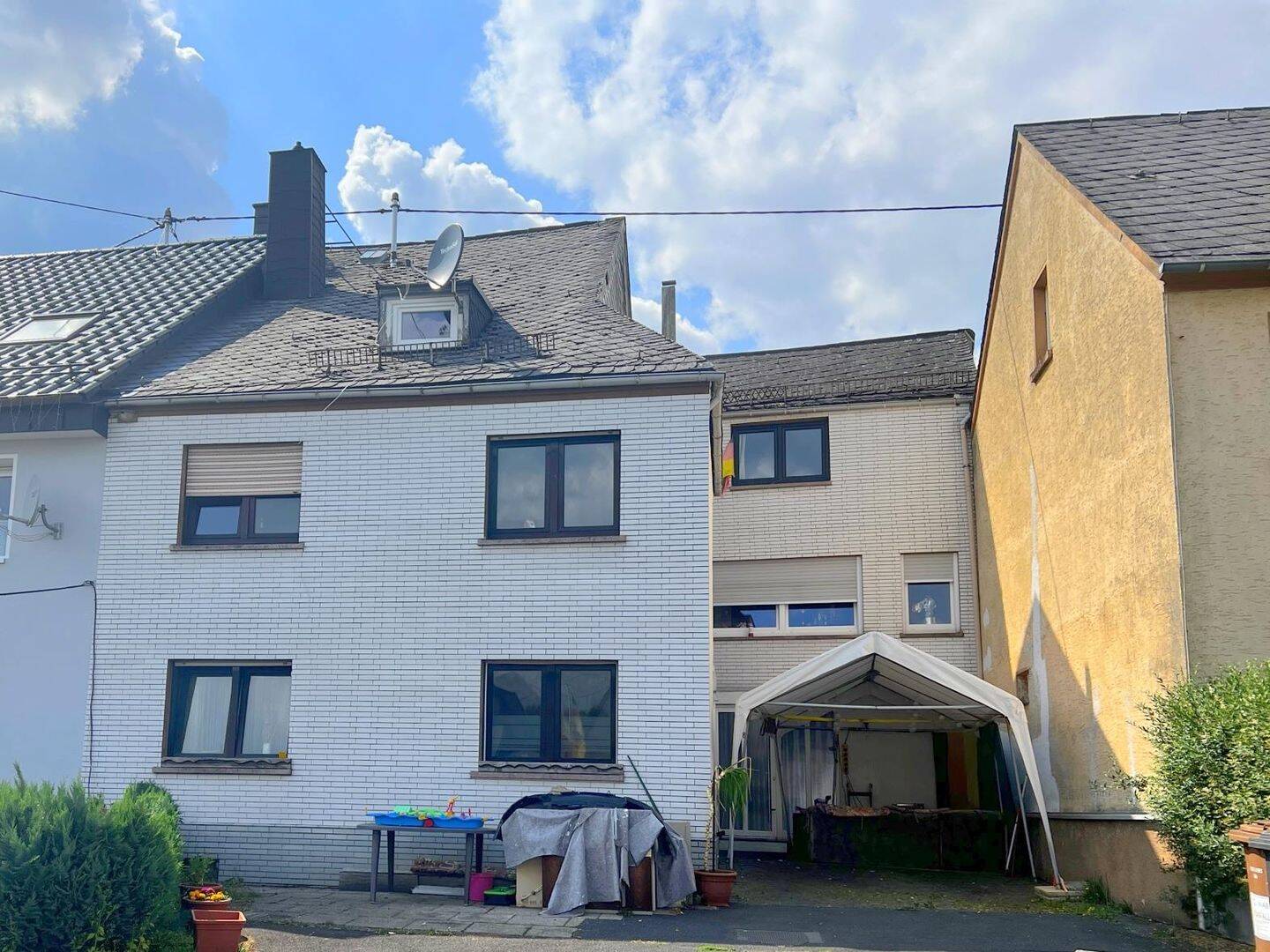 Großzügiges Einfamilienhaus mit Einliegerwohnung - Ideal auch als Geldanlage – Winnen – Bild 1 von 5