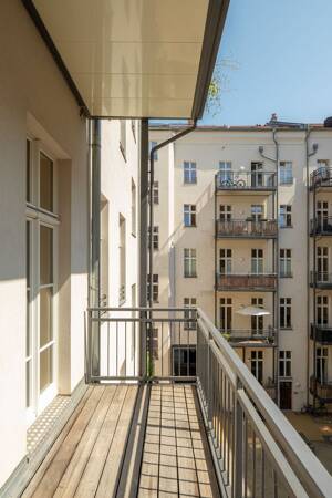Frisch renovierte Altbauwohnung mit Balkon in den Fehrbelliner Höfen – 10119 Berlin – Vorschaubild 2