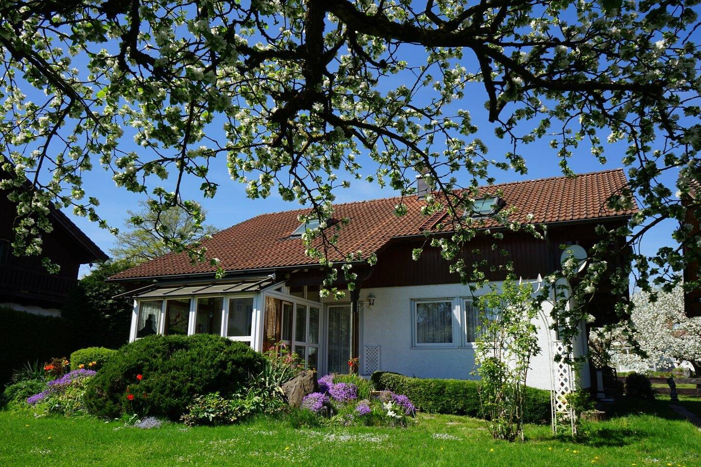 Provisionsfrei! EFH in idyllischer und sonniger Lage inkl. Doppelgarage. – Obing – Bild 1 von 9