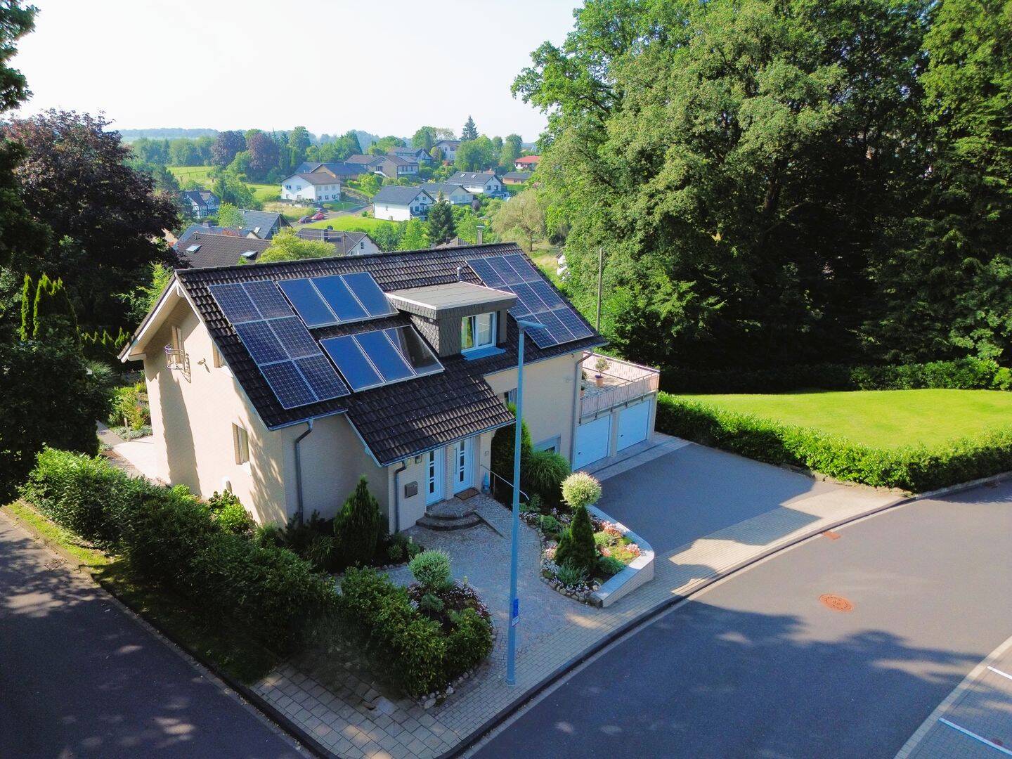 Exklusives und unabhängiges Wohnen auf 3 Ebenen - energieeffizient und zukunftssicher – Much – Bild 1 von 9