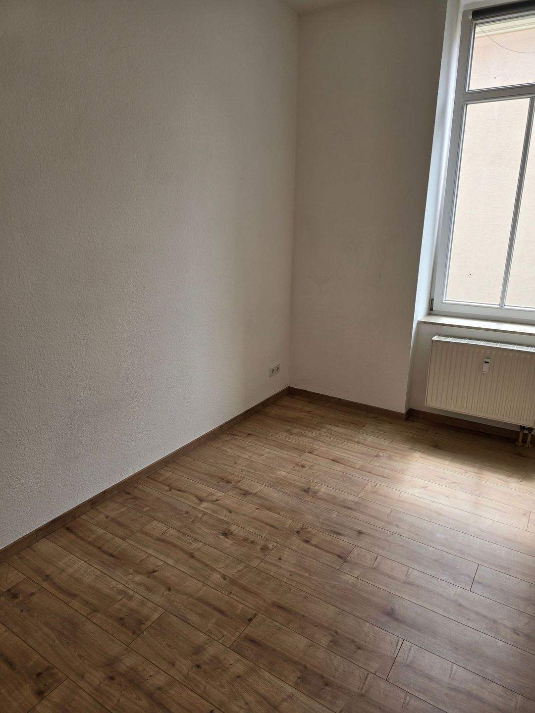 Gemütliche sonn. kl. 2-R-Single-Wohnung mit sehr großem West-Balkon u. EBK in ruhiger Lage v. Dresden-Löbtau – Dresden – Vorschaubild 8