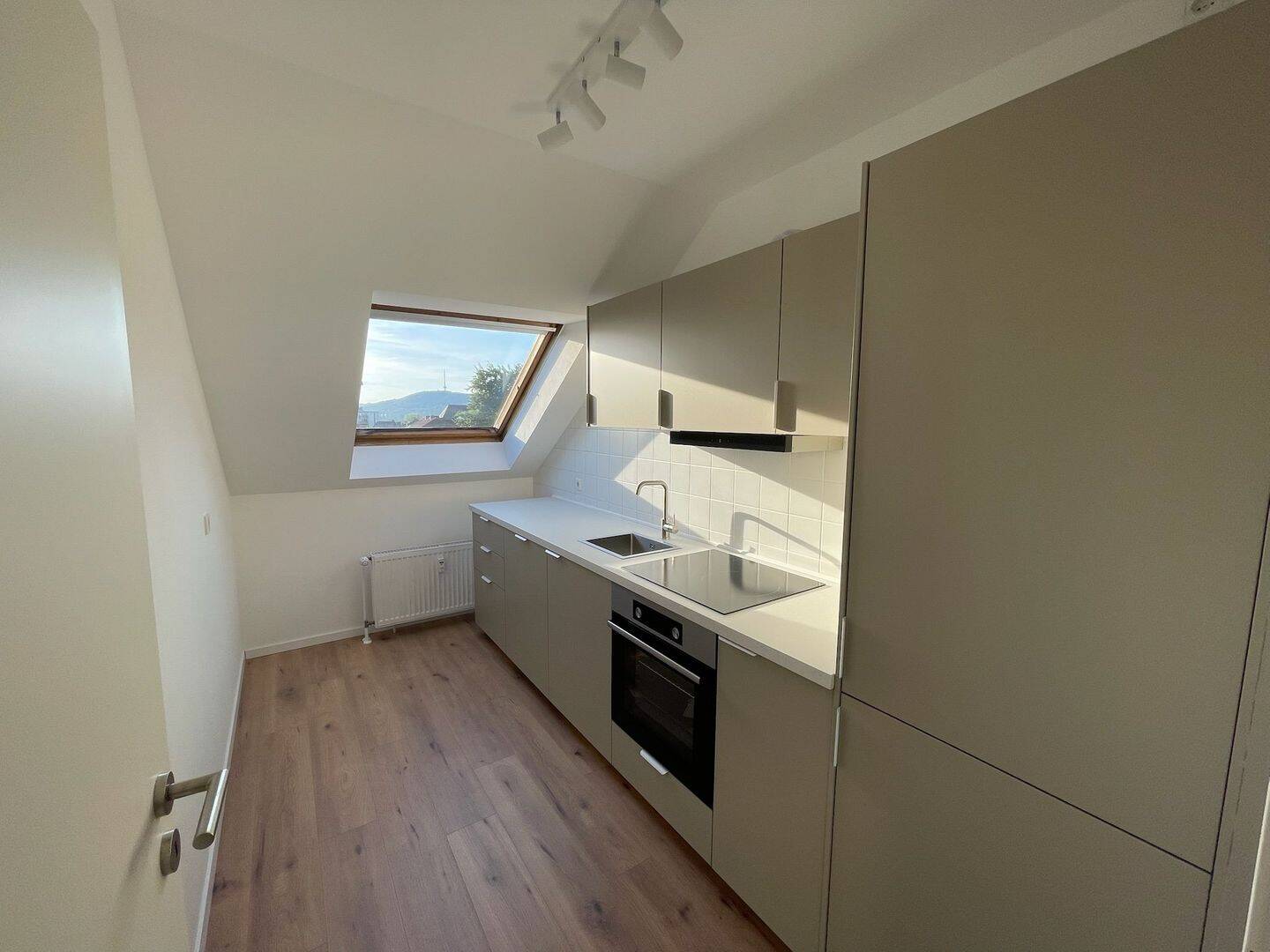 Renovierte 2-Zimmer-Dachgeschosswohnung mit Loggia & Tiefgarage – Bielefeld – Vorschaubild 2