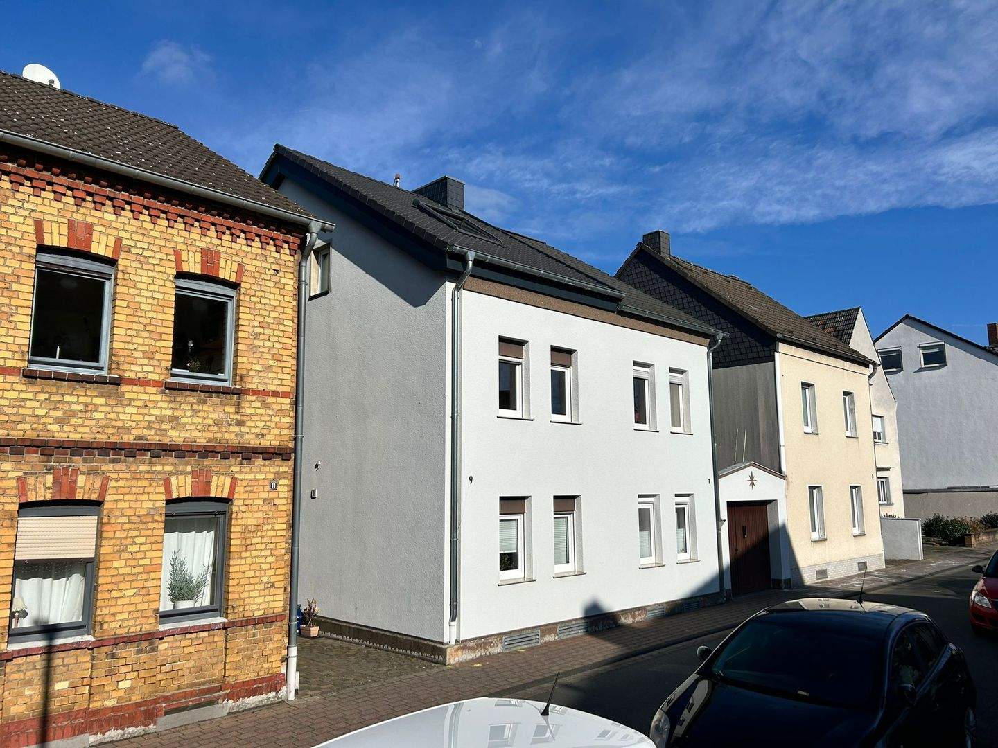 Energieeffizientes Einfamilienhaus mit 4 Schlafzimmern / modernisiert & zukunftssicher ! – Siegburg – Bild 1 von 9