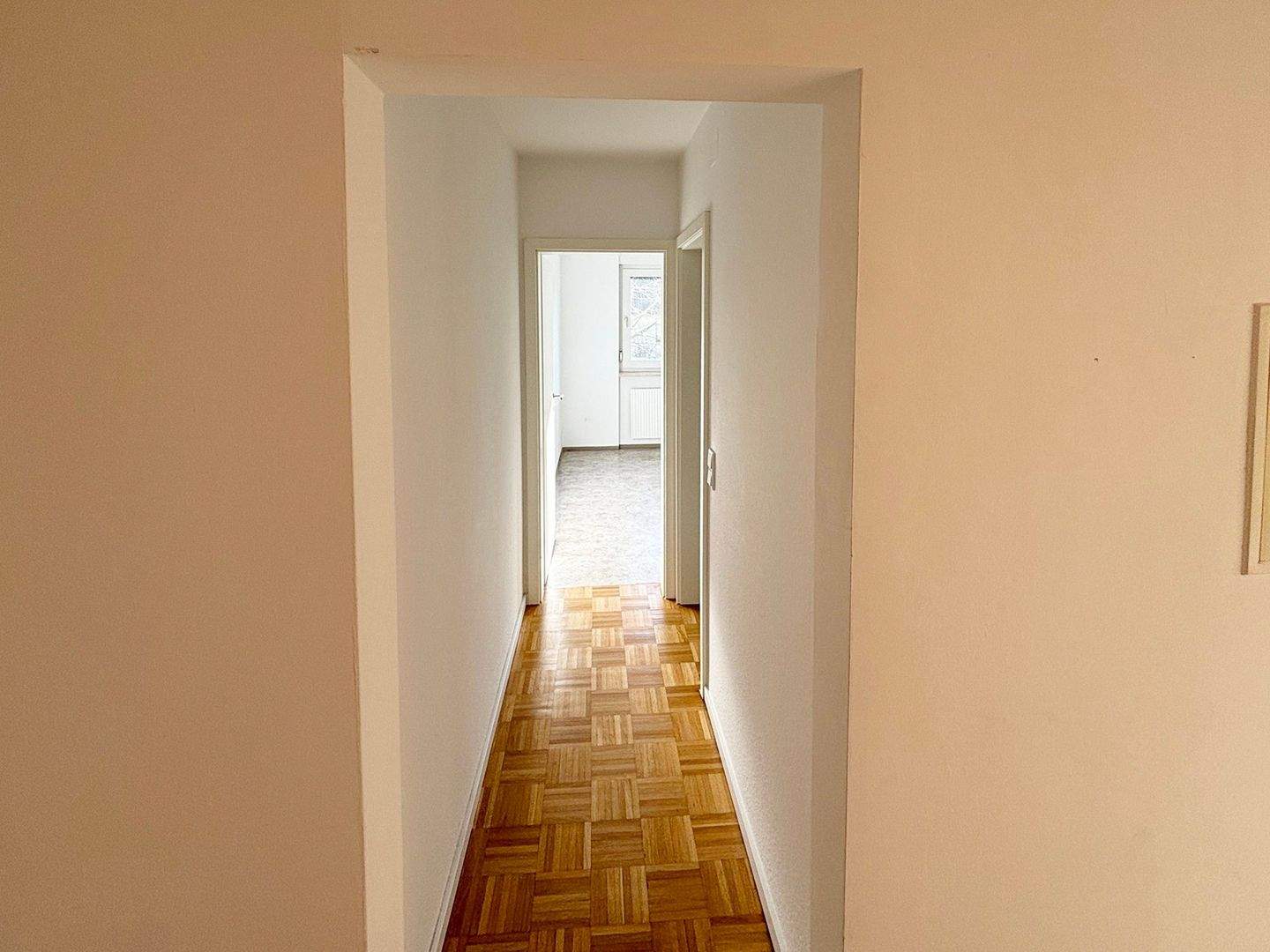 NAHE MÖGELDORFER PLÄRRER UND TIERGARTEN: 2-ZIMMER-ETW MIT SÜDLOGGIA, EBK UND 2 AUSSEN-STELLPLÄTZEN – Nürnberg – Vorschaubild 9