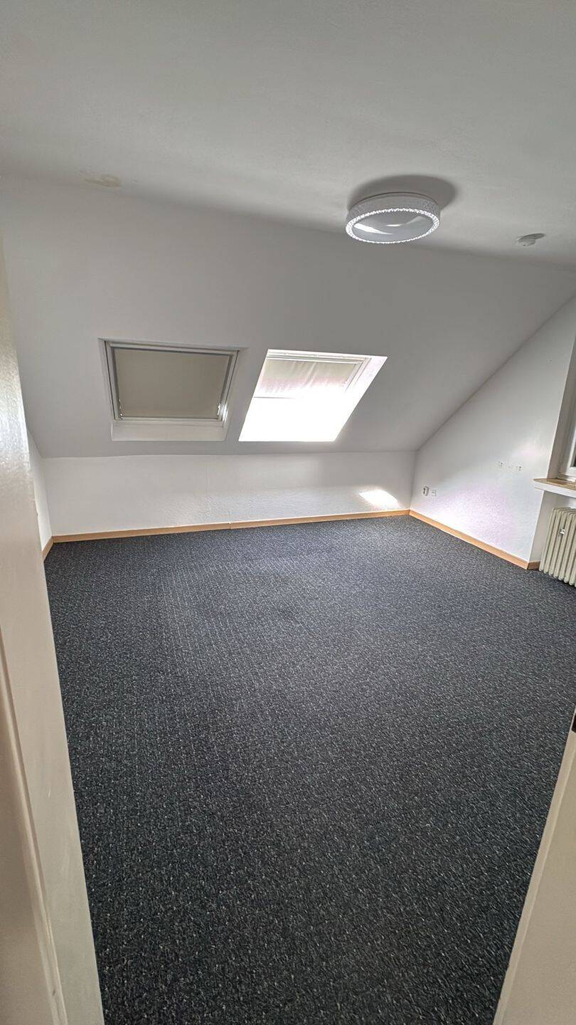 Sofort beziehbar helle Dachgeschosswohnung mit Garten