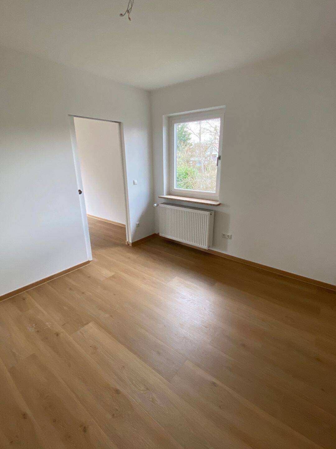 Hochwertig neu renovierte 4 Zimmerwohnung mit großzügigen Balkon – München – Vorschaubild 4