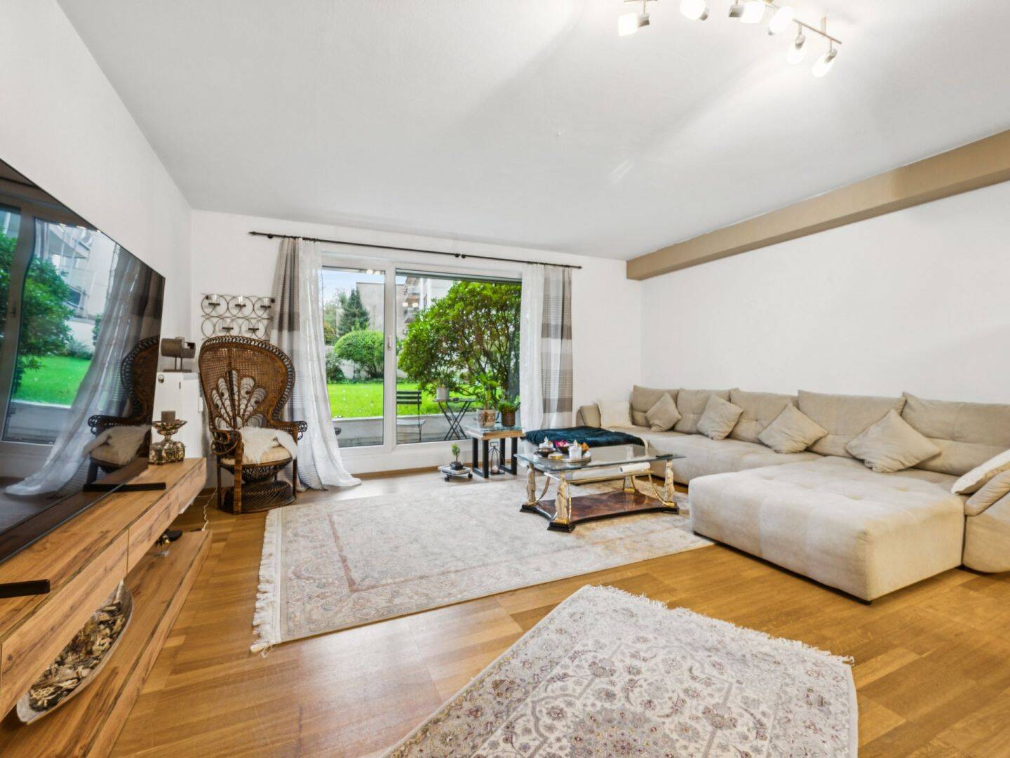 Tolle Souterrainwohnung / Erdgeschosswohnung in Bestlage von Düsseldorf-Golzheim