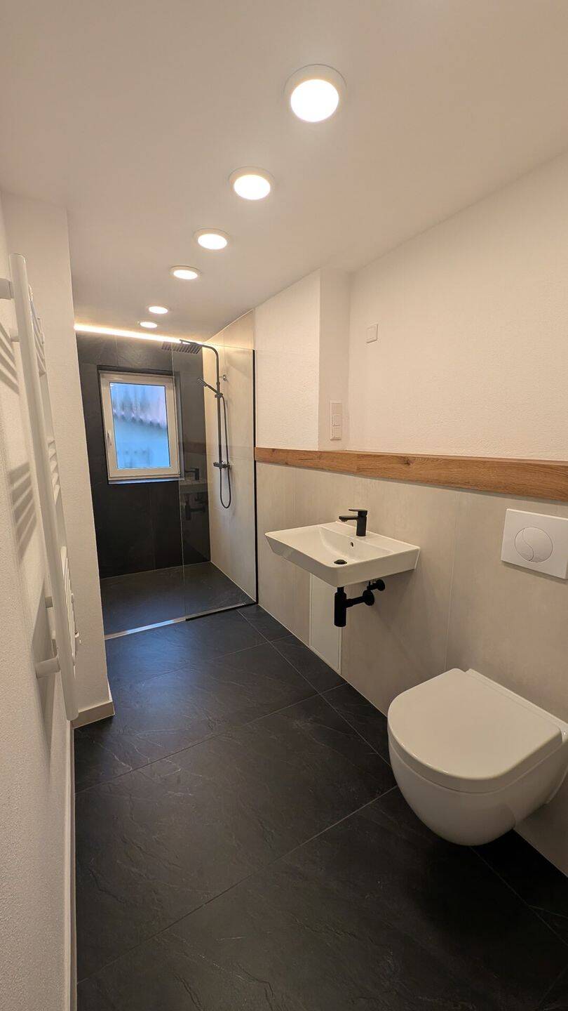 Liebevoll saniertes Einfamilienhaus mit Balkon und kleinem Garten im Zentrum von Feuchtwangen – Feuchtwangen – Vorschaubild 3