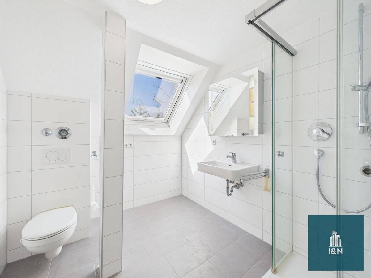 Renovierte 3,5-Zimmer Wohnung mit Außenstellplatz in der Neckarvorstadt – 70376 Stuttgart – Bild 1 von 9