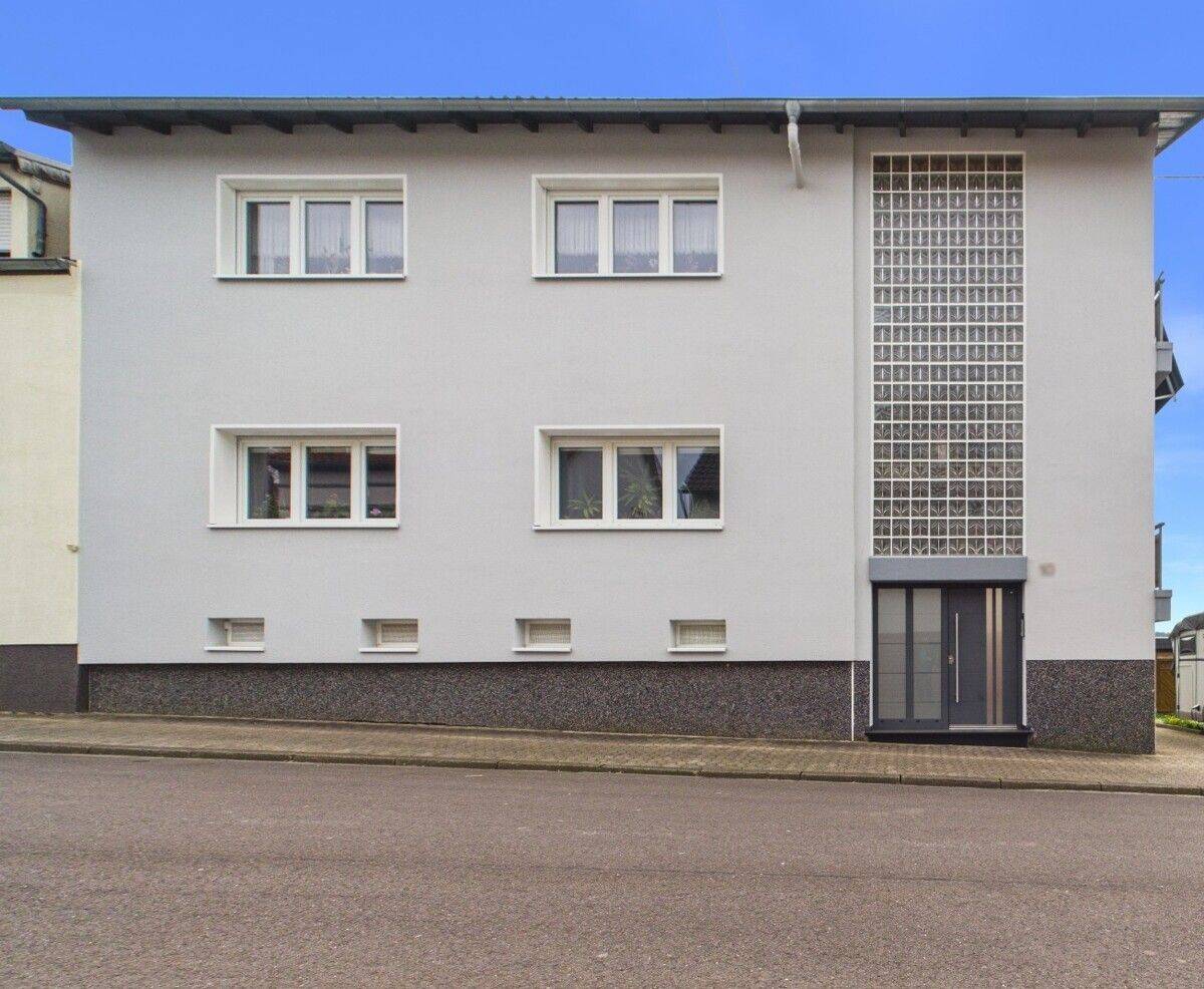Charmantes, großzügiges und gepflegtes Mehrfamilienhaus mit 3 Garagen, Garten und Pool