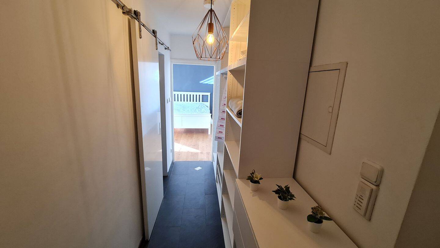 Vollmöblierte Geschmackvolle 1 Zimmer Wohnung mit einem Balkon und EBK in München – München – Vorschaubild 3