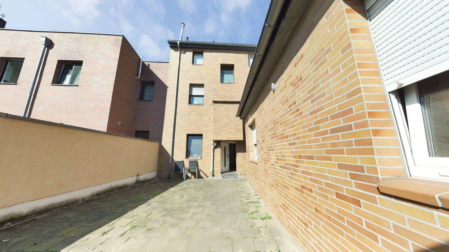 MG-Pesch: Mehrfamilienhaus mit 6 Wohneinheiten plus Garagen - mit Mietsteigerungspotential – Mönchengladbach – Vorschaubild 3