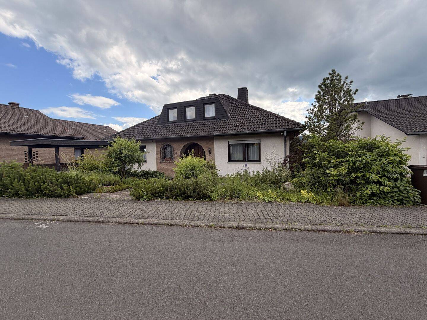 Stilvoll wohnen mit Aussicht: Einfamilienhaus mit Einliegerwohnung in Elgershausen! – Schauenburg – Vorschaubild 4