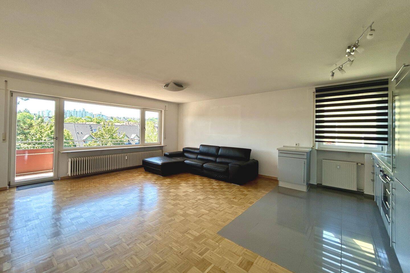 Hell + frei für Sportliche!! 2-Zi.-Wohnung mit Balkon, 1. OG, TL-Bad, kleiner Doppelparker – Stuttgart – Vorschaubild 2