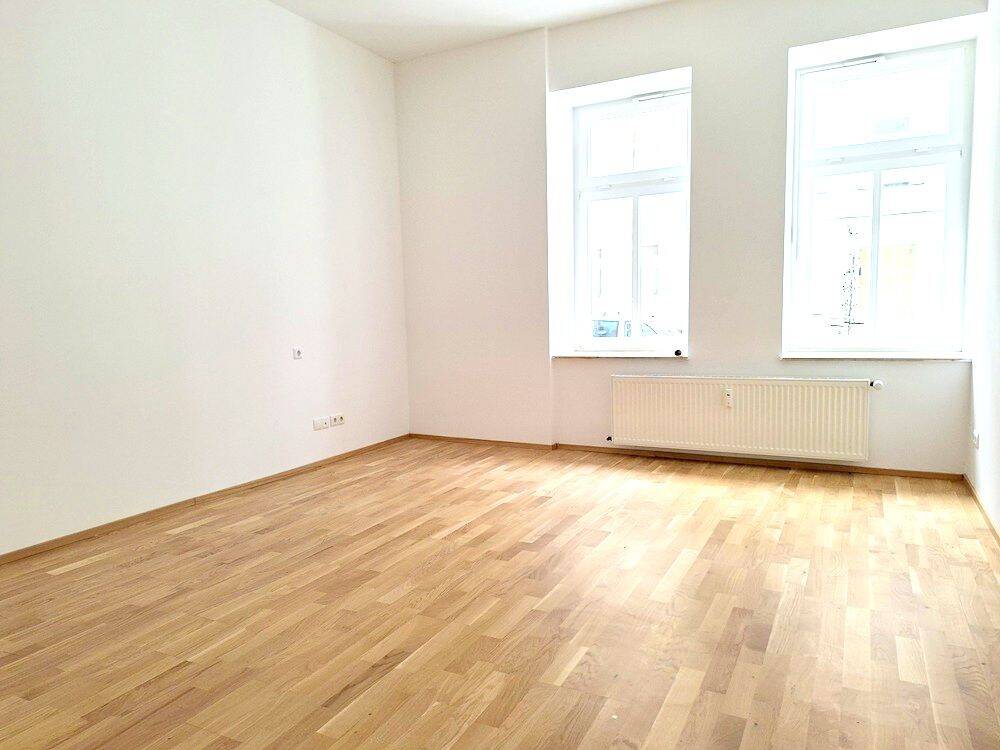 !! 4-Zimmer-Wohnung in ruhiger Nebenstraße mit Balkon und PKW-Stellplatz !!